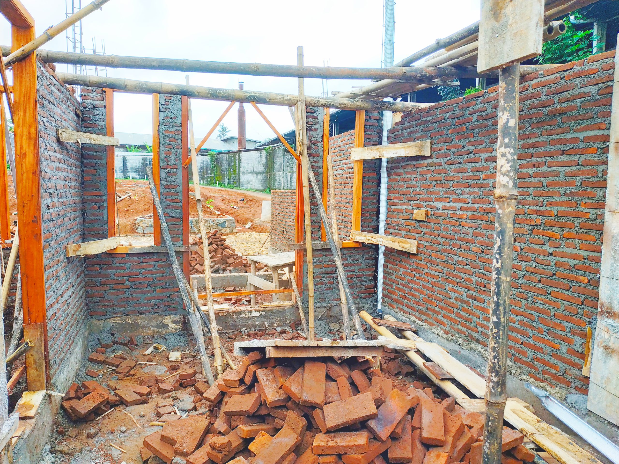 Rumah subsidi barra residence ngabul menggunakan bahan materal bata merah