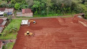 Pematangan lahan perumahan subsidi Maestro Estate Bandengan Jepara dengan alat berat di area pembangunan